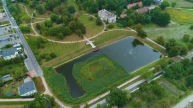 Pond Fountain Piaseczno Staw Park Mazowieckich Havacılık Görünümü Polonya. Yüksek kalite 4k görüntü