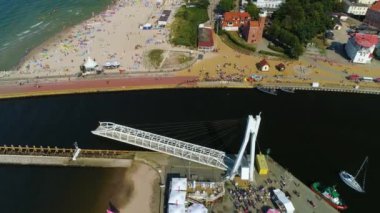 Ustka Ruchomy 'deki Liman Hareketli Köprüsü. Polonya' nın En Havadan Görünümü. Yüksek kalite 4k görüntü