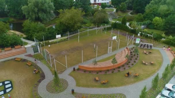 Playground Park Zwirowisko Pruszkow Boisko Aerial View Polen Opptak Høy – stockvideo