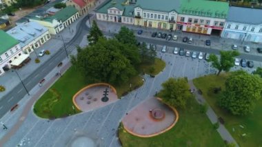 Maria Konopnicka Meydanı şehir merkezi Suwalki Centrum Plac Air View Poland. Yüksek kalite 4k görüntü