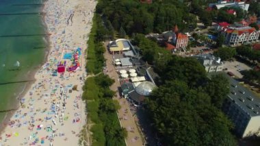 Deniz kenarındaki gezinti güvertesi Ustka Promenada Nadmorska Hava Sahası Polonya. Yüksek kalite 4k görüntü