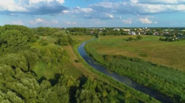 Biala Podlaska Nehri 'nin güzel Panoraması Rzeka Krzna Hava Manzarası Polonya. Yüksek kalite 4k görüntü
