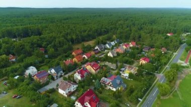 Güzel Peyzaj Kulübeleri Stegna Domki Las Aerial View Polonya. Yüksek kalite 4k görüntü