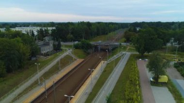 Viaduct Demiryolu Piaseczno Wiadukt Tory Kolejowe Hava Görüntüsü Polonya 'yı izliyor. Yüksek kalite 4k görüntü