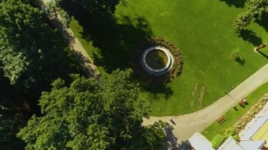 Fountain Wejherowo Muzeum Palac Park şehir merkezindeki hava manzaralı Polonya. Yüksek kalite 4k görüntü