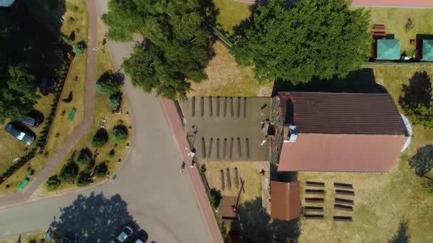 从上至下的天主教教堂Rowy Kosciol Katolicki Aerial View Poland 高质量的4K镜头 — 图库视频影像