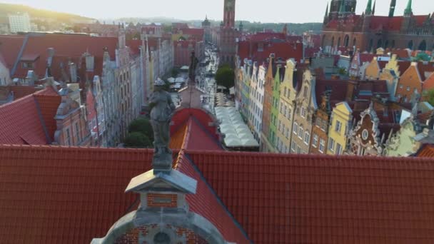Green Gate Roof Downtown Gdaňsk Zielona Brama Dach Figury Aerial — Stock video
