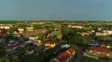 Şehir merkezindeki kilise Ustronie Morskie Kosciol Centrum Aerial View Poland. Yüksek kalite 4k görüntü