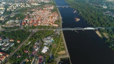 Güzel manzara Pilsudski Köprüsü Vistula Torun Wisla Havacılık Manzarası Polonya. Yüksek kalite 4k görüntü