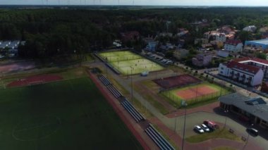 Spor Sahaları Pobierowo Kompleks Sportowo Rekreacyjny Hava Görünümü Polonya. Yüksek kalite 4k görüntü