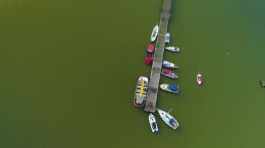 İskele Limanı Gemileri Mielno Molo Przystan Statkow Hava Görüntülü Polonya. Yüksek kalite 4k görüntü