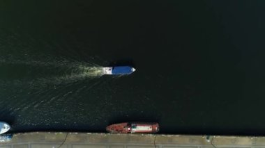 Boat Canal River Wieprza Darlowo Kanal Portowy Hava Görüntüsü Polonya. Yüksek kalite 4k görüntü