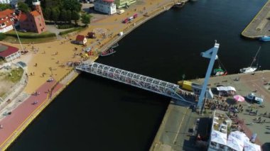 Ustka Ruchomy 'deki Liman Hareketli Köprüsü. Polonya' nın En Havadan Görünümü. Yüksek kalite 4k görüntü