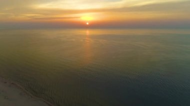 Güzel Sahil Günbatımı Katy Rybackie Plaza Zachod Slonca Hava Manzaralı Polonya. Yüksek kalite 4k görüntü