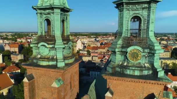 Torre Catedral Gótica Cidade Velha Gniezno Katedra Bazylika Vista Aérea — Vídeo de Stock
