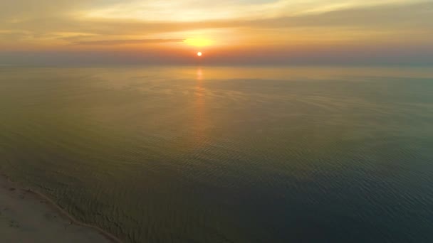 美丽的海滩夕阳西下卡蒂 瑞巴奇广场 Zachod Slonca Aerial View Poland 高质量的4K镜头 — 图库视频影像