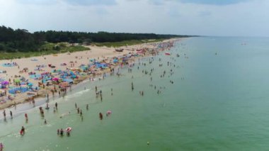 Dabki Plaza 'daki Baltık Denizi Plajı Morze Baltyckie Hava Görüntüsü Polonya. Yüksek kalite 4k görüntü
