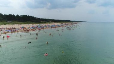 Dabki Plaza 'daki Baltık Denizi Plajı Morze Baltyckie Hava Görüntüsü Polonya. Yüksek kalite 4k görüntü