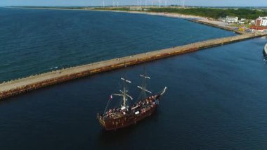 Darlowo Falochron Limanı 'ndaki Boat Breakwater Limanı Havadan Polonya. Yüksek kalite 4k görüntü