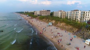 Güzel Plaj Apartmanları Mielno Plaza Hotel Havacılık Polonya. Yüksek kalite 4k görüntü