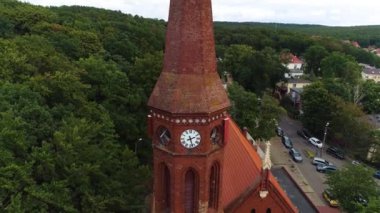 Peyzaj Kilisesi Miedzyzdroje Kosciol Piotra Krajobraz Hava Görünümü Polonya. Yüksek kalite 4k görüntü
