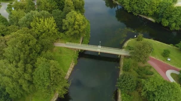 岛上的游乐场公园皮拉公园Na Wyspie Korona Aerial View Poland 高质量的4K镜头 — 图库视频影像