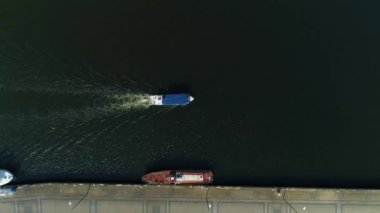 Boat Canal River Wieprza Darlowo Kanal Portowy Hava Görüntüsü Polonya. Yüksek kalite 4k görüntü