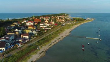 Kuznica Körfezi kıyısındaki sahil Nad Zatoka Hava Manzarası Polonya. Yüksek kalite 4k görüntü