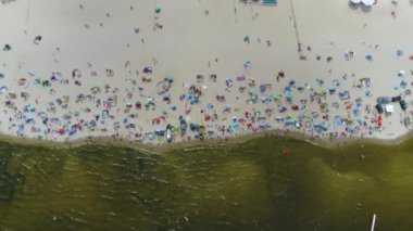Baltık Denizi 'nin yukarısında Jantar Plaza Morze Hava Manzarası Polonya. Yüksek kalite 4k görüntü