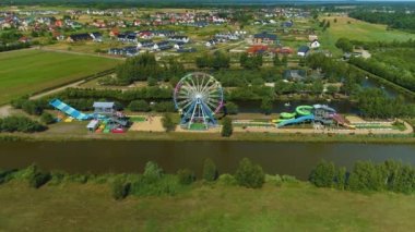 Leba Parkı 'ndaki lunapark Rozrywki Leba Parkı Havacılık Manzarası Polonya. Yüksek kalite 4k görüntü