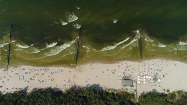 Baltık Denizi 'nin yukarısında Dzwirzyno Plaza Morze Baltyckie Hava Görüntüsü Polonya. Yüksek kalite 4k görüntü