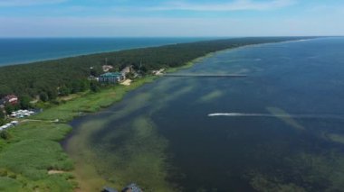 Motorlu tekne Güzel manzara Jastarnia Krajobraz Hava Manzarası Polonya. Yüksek kalite 4k görüntü