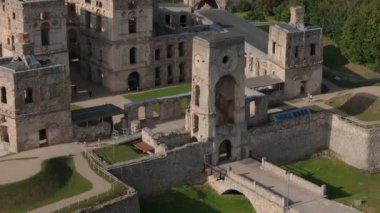 Ujazd Hava Manzaralı Polonya 'daki Krzyztopor Kalesi' nin manzara kalıntıları. Yüksek kalite 4k görüntü