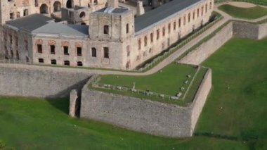 Ujazd Hava Manzaralı Polonya 'daki Krzyztopor Kalesi harabeleri. Yüksek kalite 4k görüntü