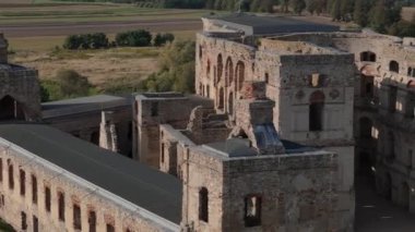 Ujazd Hava Manzaralı Polonya 'daki Krzyztopor Kalesi harabeleri. Yüksek kalite 4k görüntü