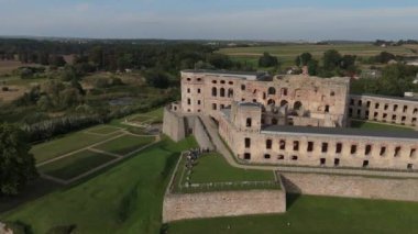 Ujazd Hava Manzaralı Polonya 'daki Krzyztopor Kalesi' nin manzara kalıntıları. Yüksek kalite 4k görüntü