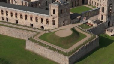 Ujazd Hava Manzaralı Polonya 'daki Krzyztopor Kalesi' nin manzara kalıntıları. Yüksek kalite 4k görüntü