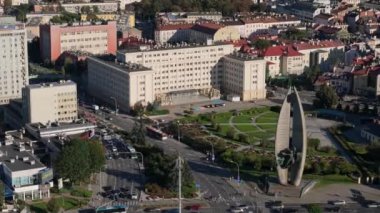 Rzeszow şehir merkezindeki Panorama Bulvarları Anıt Bahçesi Hava Görüntüsü Polonya. Yüksek kalite 4k görüntü