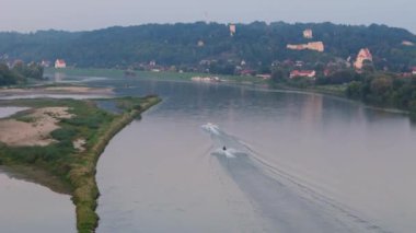 Güzel Peyzaj Jet Ski Nehri Vistula Kazimierz Dolny Hava Manzarası Polonya. Yüksek kalite 4k görüntü