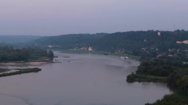 Güzel Peyzaj Nehri Vistula Kazimierz Dolny Havacılık Polonya. Yüksek kalite 4k görüntü