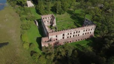 Peyzaj Şatosu Krupe Ormanı Hava Görüntüsü Polonya 'yı harap etti. Yüksek kalite 4k görüntü