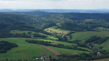 Güzel Peyzaj Dağları Bieszczady Bircza Leszczawa Hava Görüntüsü Polonya. Yüksek kalite 4k görüntü