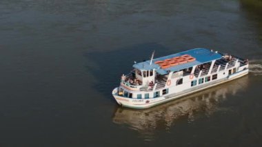 Güzel Manzara Tekne Nehri Vistula Kazimierz Dolny Hava Manzarası Polonya. Yüksek kalite 4k görüntü