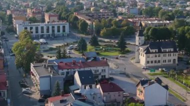 Şehir merkezindeki güzel Pazar Meydanı Kilisesi Tomaszow Lubelski Hava Manzarası Polonya. Yüksek kalite 4k görüntü