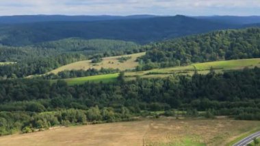 Güzel Peyzaj Dağları Bieszczady Bircza Leszczawa Hava Görüntüsü Polonya. Yüksek kalite 4k görüntü