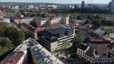 Şehir merkezindeki peyzaj kliniği Rzeszow Hava Manzarası Polonya. Yüksek kalite 4k görüntü