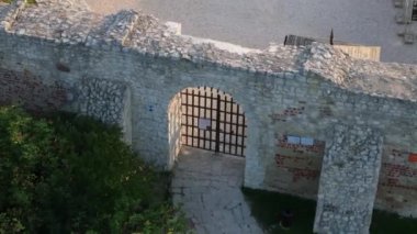 Güzel Castle Ruins Hill Kazimierz Dolny Hava Manzarası Polonya. Yüksek kalite 4k görüntü