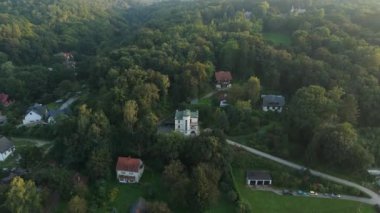 Güzel Peyzaj Evleri Forest Hill Kazimierz Dolny Hava Manzarası Polonya. Yüksek kalite 4k görüntü