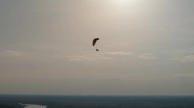 Güzel Peyzaj Gökyüzü Paraglider Kazimierz Dolny Hava Görüntüsü Polonya. Yüksek kalite 4k görüntü