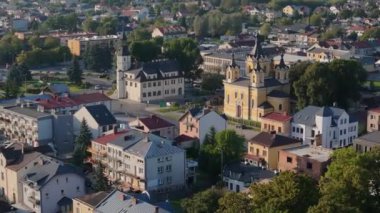 Şehir merkezindeki güzel Pazar Meydanı Kilisesi Tomaszow Lubelski Hava Manzarası Polonya. Yüksek kalite 4k görüntü